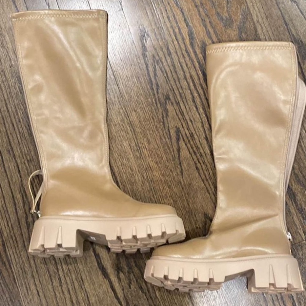 Cream / tan boots never worn size US 6.5